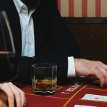 Комплексный анализ стратегий blackjack в казино с картами и фишками